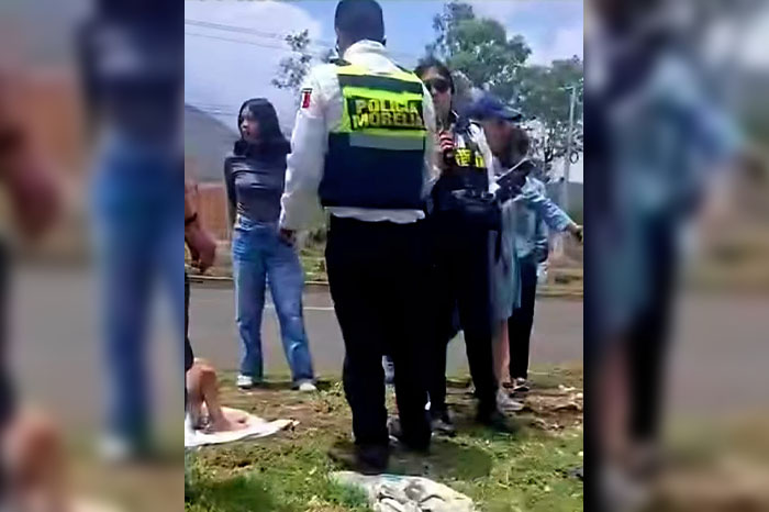 Paramédicos y patrulleros brindando atención médica a personas heridas en el oriente de la ciudad.