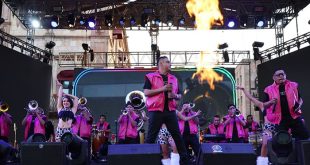 Integrantes de la Banda La Más Fresona presentándose en el gran escenario del Centro Histórico de Morelia.