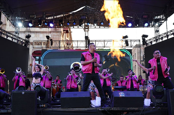 Integrantes de la Banda La Más Fresona presentándose en el gran escenario del Centro Histórico de Morelia.