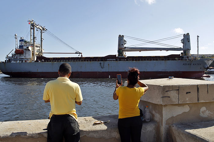 El buque mercante Asian Katra maniobrando para atracar en uno de los muelles de la bahía de La Habana con cargamento de asistencia.