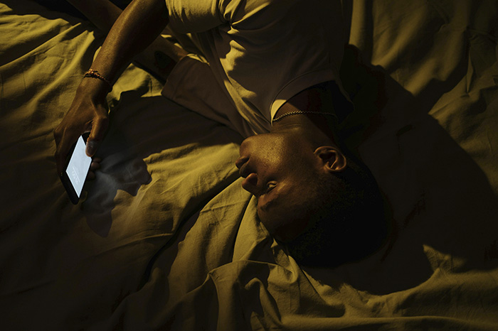 Joven tirado en la cama.
