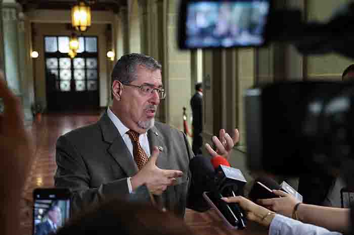 El presidente de Guatemala, Bernardo Arévalo de León, ofreciendo declaraciones durante una conferencia de prensa.