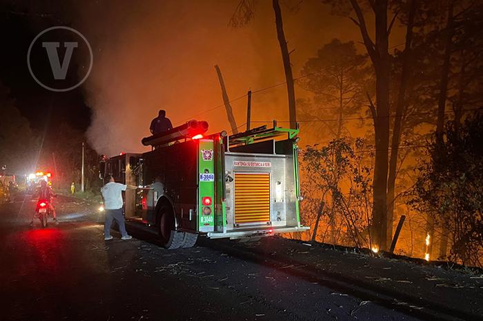 Bomberos de Rescate Michoacán trabajando en el barranco de la carretera Uruapan-Lombardía tras el incendio de un vehículo.