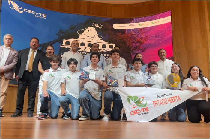 Estudiantes del Cecytem Michoacán celebrando el premio Excellence Award de robótica.