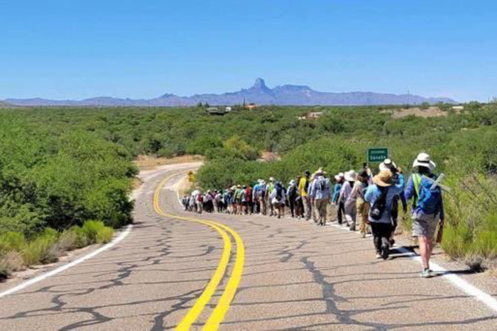 Voluntarios y activistas portando cruces blancas durante el inicio de la Caminata del Sendero Migrante hacia Tucson.