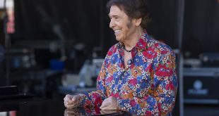 El legendario cantante español Raphael sonriendo durante una entrevista sobre el escenario previo a su concierto de la gira Raphaelísimo