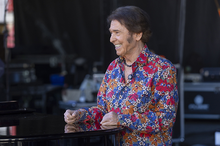 El legendario cantante español Raphael sonriendo durante una entrevista sobre el escenario previo a su concierto de la gira Raphaelísimo