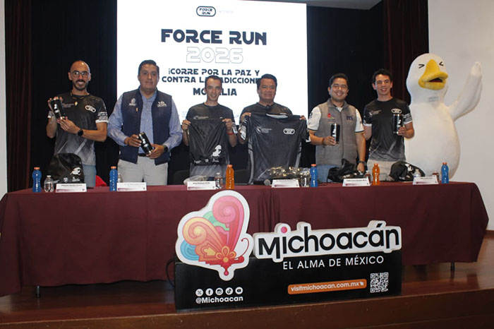 Autoridades estatales y atletas de alto rendimiento durante la rueda de prensa de presentación del circuito deportivo.