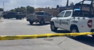 Elementos de la Policía Municipal resguardando una zona residencial tras un reporte de homicidio doloso en León.