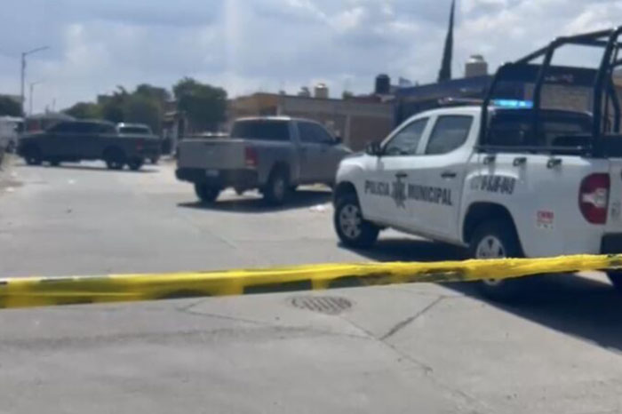 Elementos de la Policía Municipal resguardando una zona residencial tras un reporte de homicidio doloso en León.