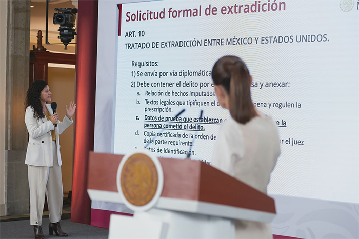 Luisa María Alcalde explicando los puntos técnicos del Tratado de Extradición entre México y Estados Unidos en la conferencia matutina.