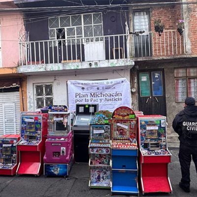 Elementos de la Fiscalía de Michoacán y Guardia Civil asegurando máquinas tragamonedas en el centro de Quiroga.
