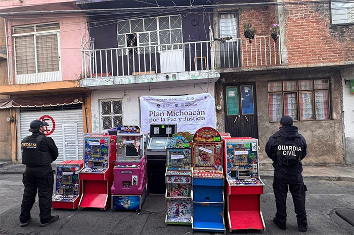 Elementos de la Fiscalía de Michoacán y Guardia Civil asegurando máquinas tragamonedas en el centro de Quiroga.