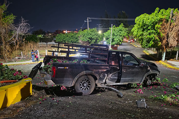 Camioneta Nissan pick up accidentada y abandonada en el Libramiento Sur de Zamora.