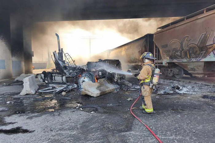 El accidente derivó en una explosión que obligó al cierre preventivo de la circulación por parte de Protección Civil.
