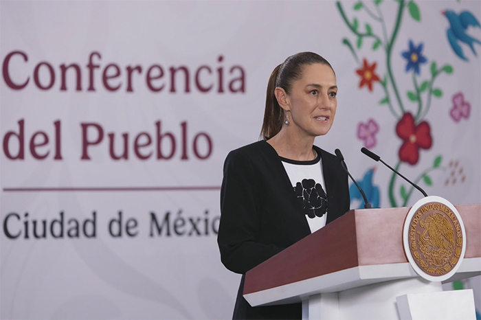Presidenta Claudia Sheinbaum explicando el estado de la propuesta del calendario escolar de la SEP en conferencia.