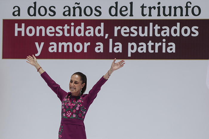 La presidenta Claudia Sheinbaum hablando ante miles de simpatizantes reunidos en el Monumento a la Revolución de la Ciudad de México.