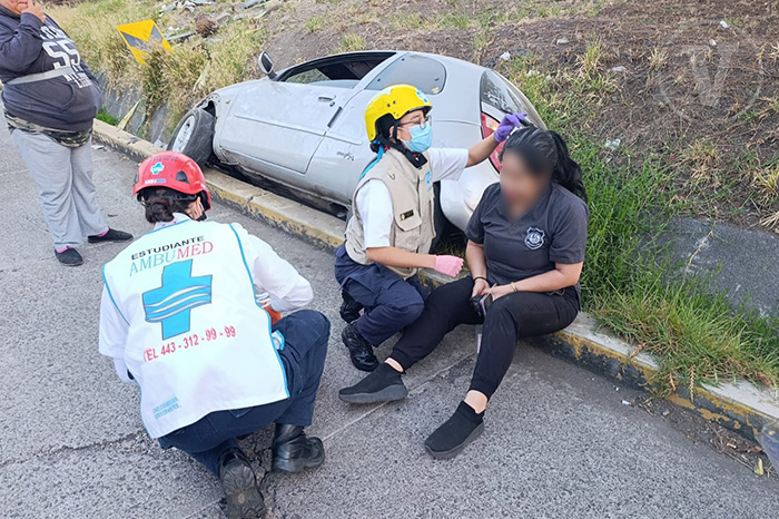 Volcadura de vehículo Ford KA gris en el periférico de Morelia a la altura del Tecnológico.