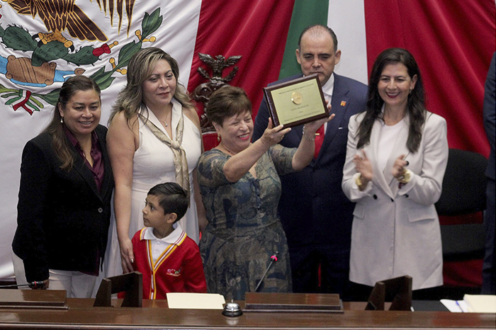 Integrantes de la Mesa Directiva del Congreso del Estado de Michoacán entregando la medalla al Mérito Docente a la coordinadora del Proyecto Cendi.