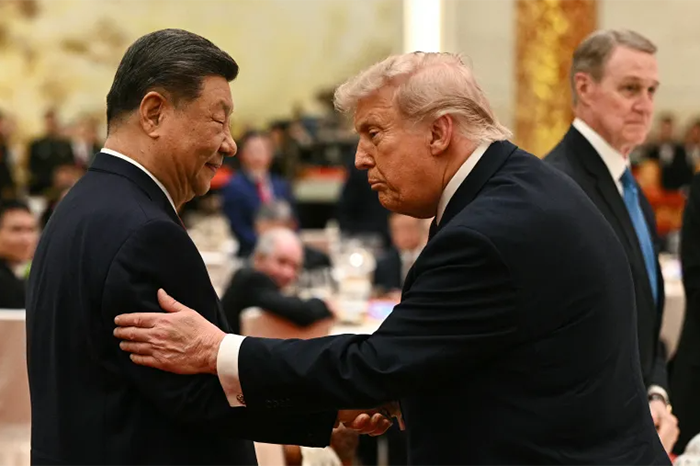 Los presidentes Xi Jinping y Donald Trump estrechando la mano tras alcanzar nuevos consensos en Pekín.