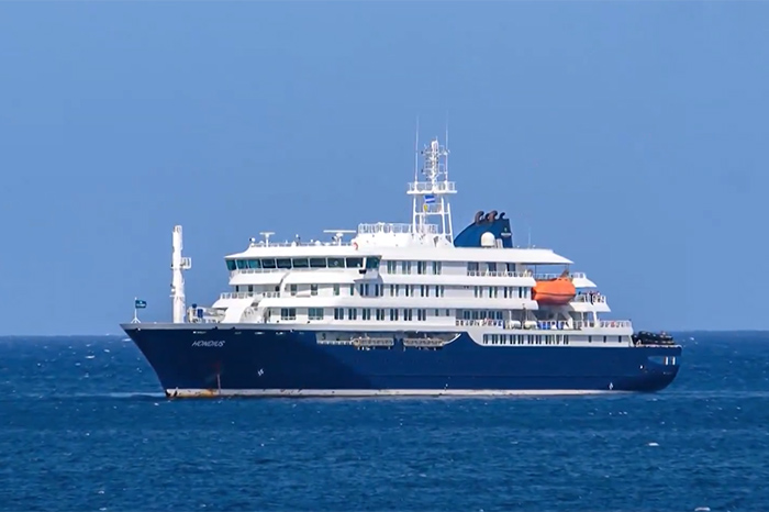 El crucero MV Hondius fondeado frente a las costas de Cabo Verde tras alerta por brote de hantavirus.