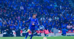 Jugadores de Cruz Azul disputando el balón en partido de la Liga MX.
