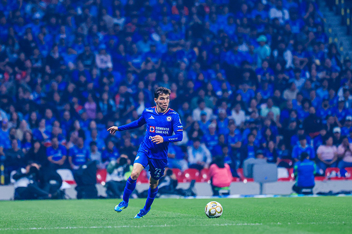 Jugadores de Cruz Azul disputando el balón en partido de la Liga MX.