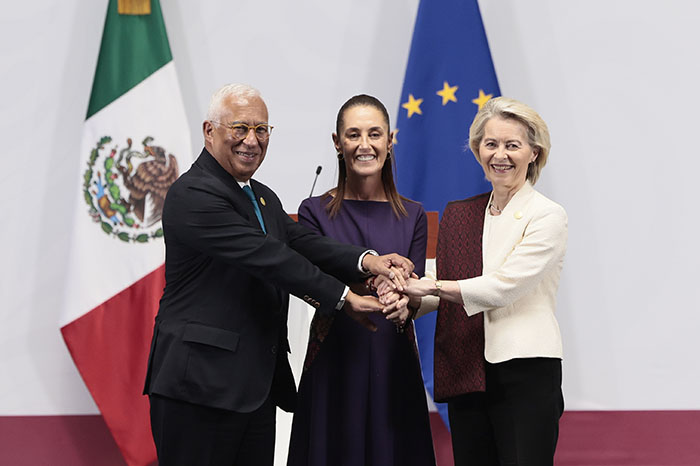 Representantes diplomáticos y comisionados internacionales durante la firma oficial de la declaración conjunta en Ciudad de México.