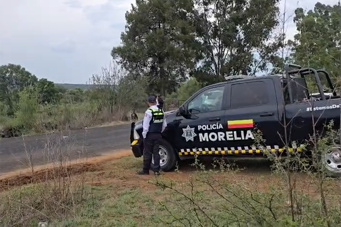 Despliegue de elementos de seguridad y resguardo perimetral en una zona carretera de la periferia de Morelia.