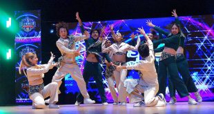 Jóvenes integrantes de la Compañía de Danza Urbana de Spot Morelia celebrando con sus trofeos tras la competencia nacional.