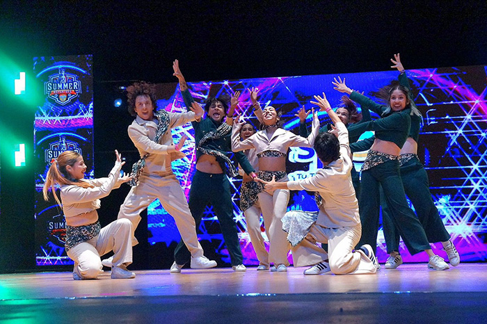 Jóvenes integrantes de la Compañía de Danza Urbana de Spot Morelia celebrando con sus trofeos tras la competencia nacional.