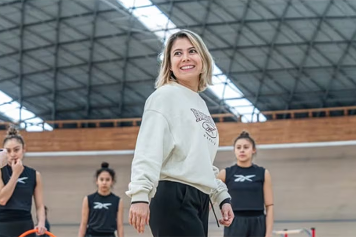 Integrantes del equipo mexicano de gimnasia rítmica junto a directivos del Comité Olímpico Mexicano.