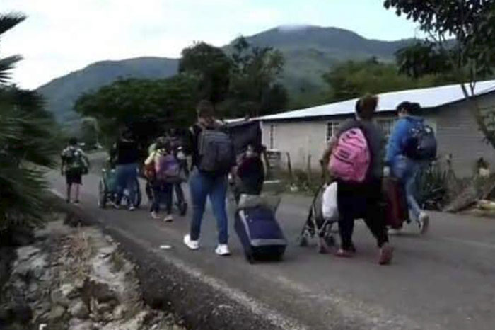Habitantes de Holanda, Cueramato y Guanajuatillo abandonaron sus hogares tras una madrugada de enfrentamientos.