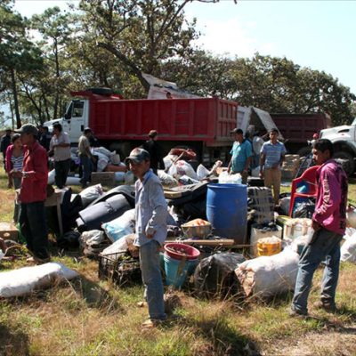 Mujeres y niños de comunidades indígenas en la Montaña Baja de Guerrero pidiendo auxilio ante la violencia.