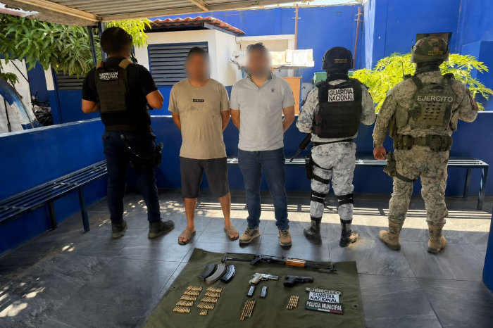 Elementos de la Policía Municipal y la Guardia Nacional resguardando una camioneta GMC Sierra blanca asegurada en un operativo.