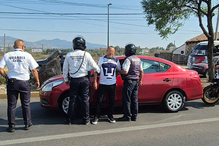 Agentes de la Guardia Civil de Seguridad Vial aseguran un vehículo Nissan Versa guinda en la zona poniente de Morelia.