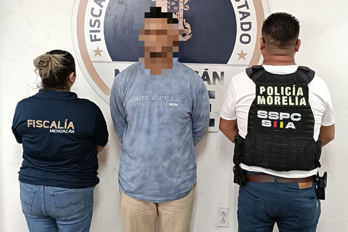 Elementos de la Policía Morelia realizando la detención de un hombre buscado por robo calificado en la colonia La Esperanza.