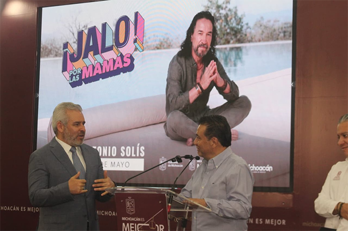 Secretario de Turismo de Michoacán, Roberto Monroy, explicando las dinámicas para obtener boletos de Marco Antonio Solís en Morelia.