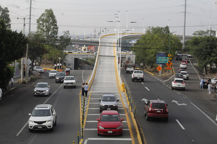 Vista del nuevo Distribuidor Vial Monarca con sus gasas elevadas e iluminación LED en la salida a Pátzcuaro.