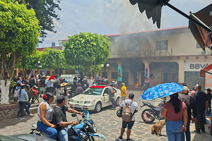Vehículos de reparto incendiados sobre la carretera Zamora-Morelia durante las protestas de Acachuén.
