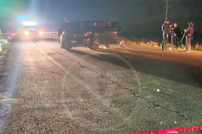 Patrullas resguardando la carretera Zinapécuaro-Tarímbaro tras un enfrentamiento armado cerca del aeropuerto.