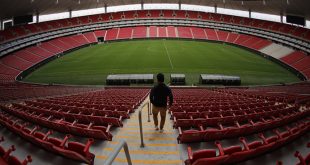 Vista general del interior del Estadio de Guadalajara (Estadio Akron) mostrando la nueva cancha de césped híbrido y las pantallas gigantes.
