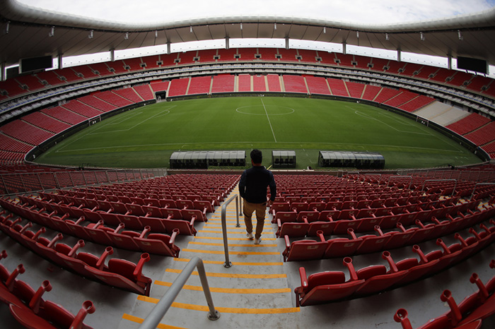 Vista general del interior del Estadio de Guadalajara (Estadio Akron) mostrando la nueva cancha de césped híbrido y las pantallas gigantes.