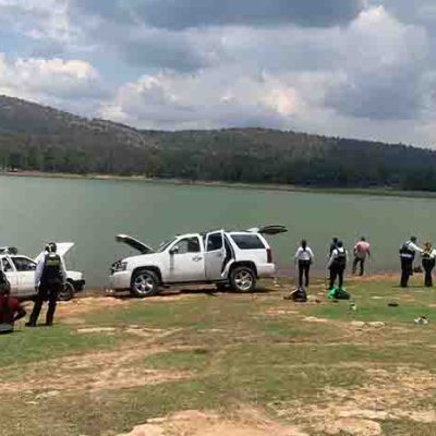 Operativo de búsqueda por parte de buzos de Protección Civil Michoacán en la presa de Cointzio tras el reporte de estudiantes ahogados.