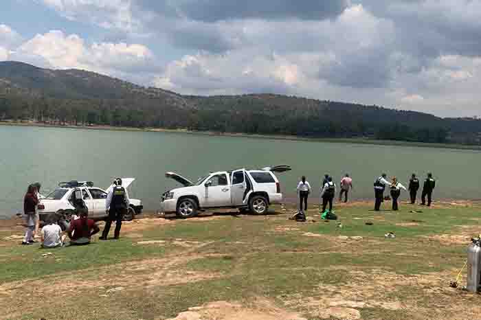 Operativo de búsqueda por parte de buzos de Protección Civil Michoacán en la presa de Cointzio tras el reporte de estudiantes ahogados.