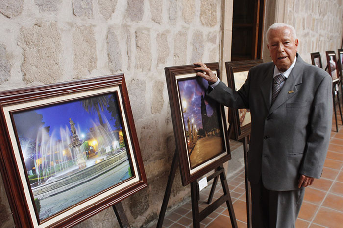 El fotógrafo Samuel Herrera Delgado durante la inauguración de su muestra en el Centro de Morelia.