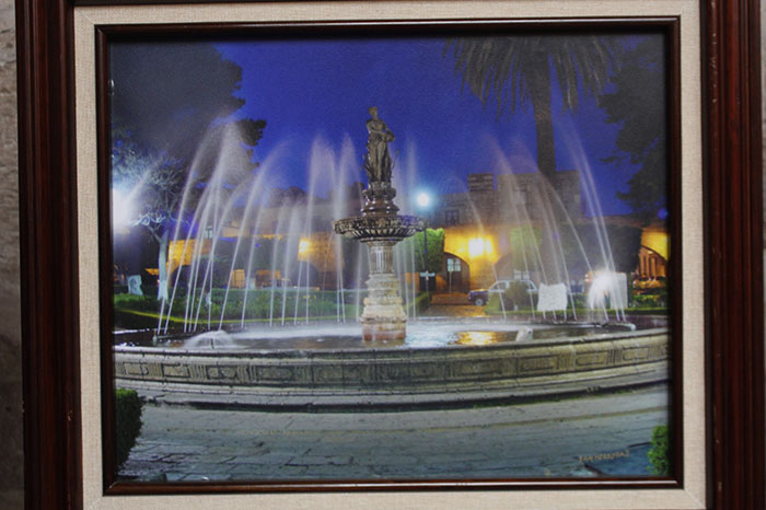 El fotógrafo Samuel Herrera Delgado durante la inauguración de su muestra en el Centro de Morelia.