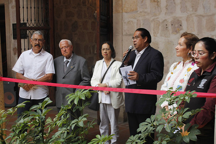 El fotógrafo Samuel Herrera Delgado durante la inauguración de su muestra en el Centro de Morelia.