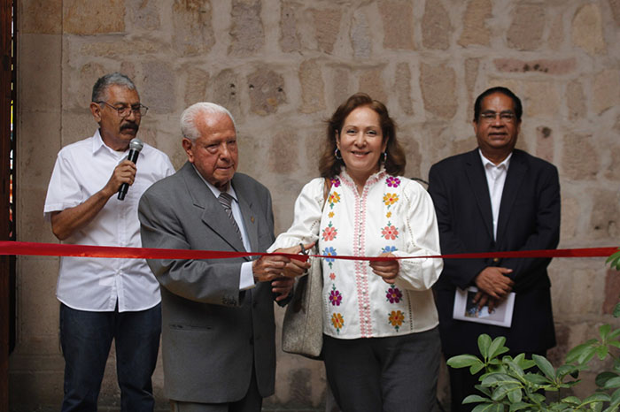 El fotógrafo Samuel Herrera Delgado durante la inauguración de su muestra en el Centro de Morelia.