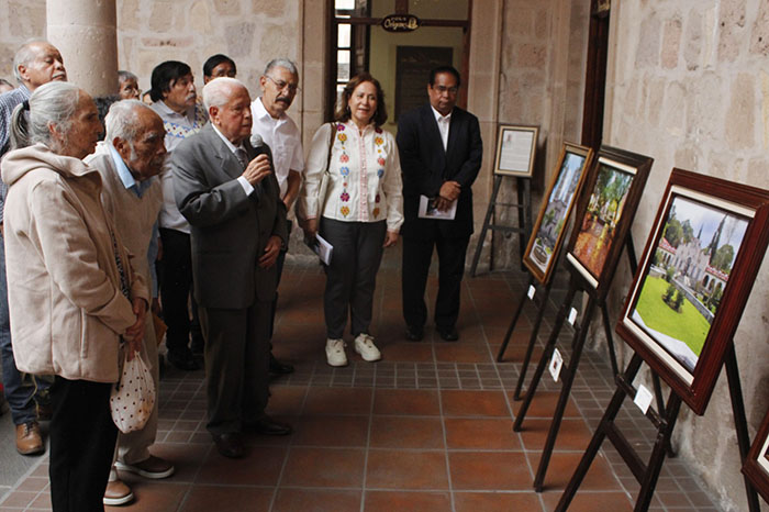 El fotógrafo Samuel Herrera Delgado durante la inauguración de su muestra en el Centro de Morelia.